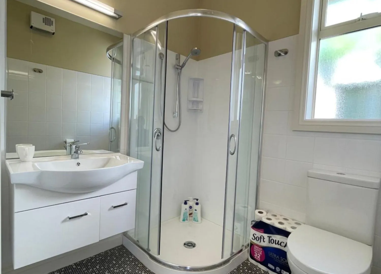 Quiet And New Cnzhouse With Yard Near River In Cbd Christchurch Guest house