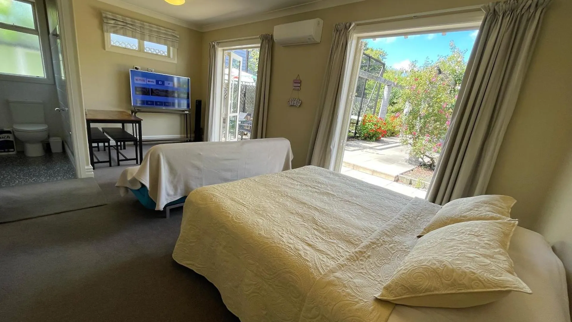 Quiet And New Cnzhouse With Yard Near River In Cbd Christchurch 0*,