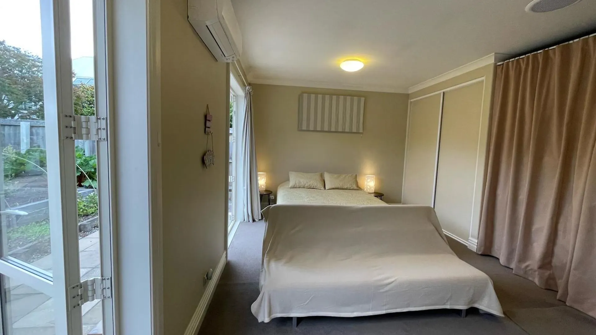 Quiet And New Cnzhouse With Yard Near River In Cbd Christchurch